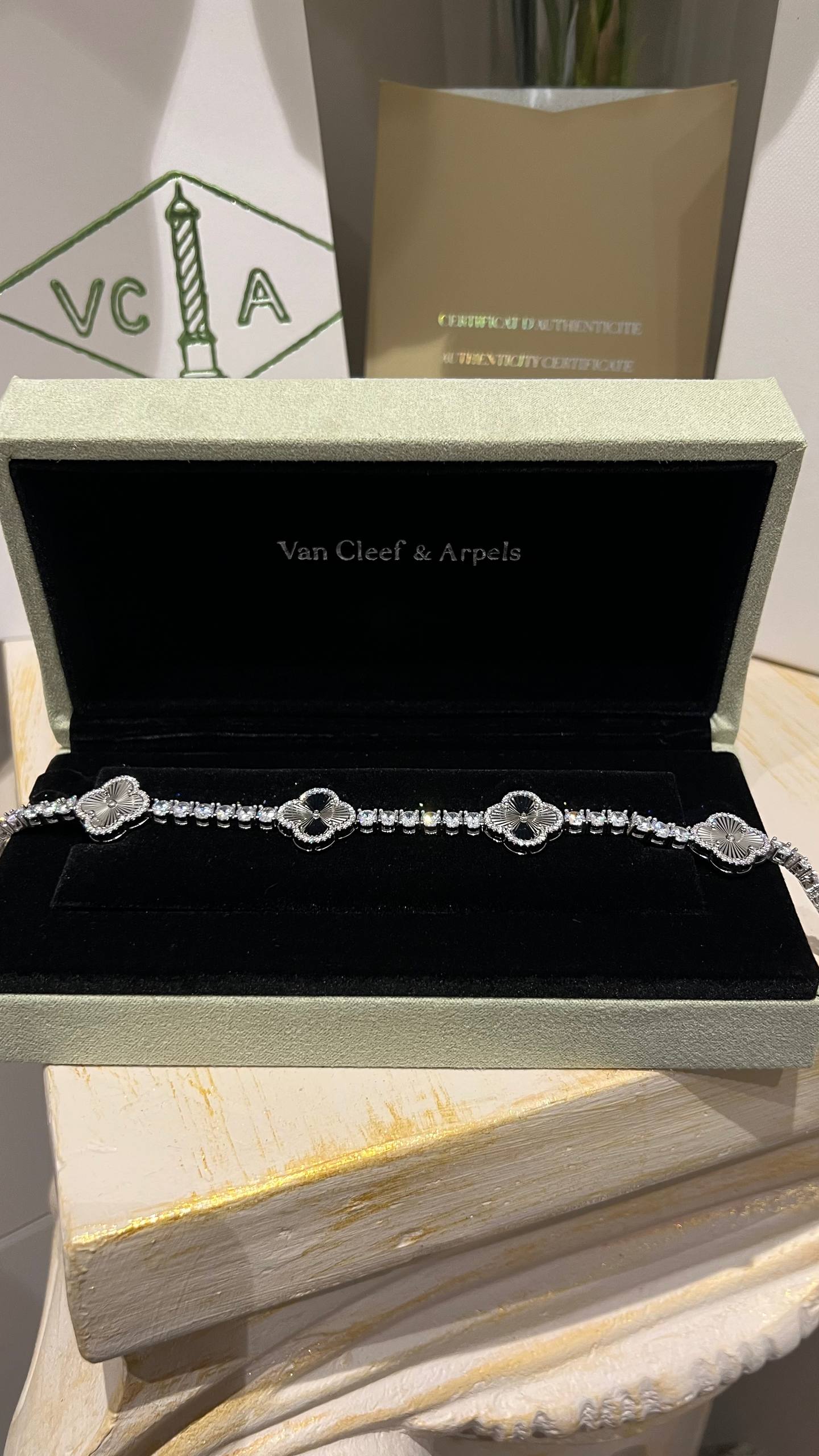 V - Bracelet