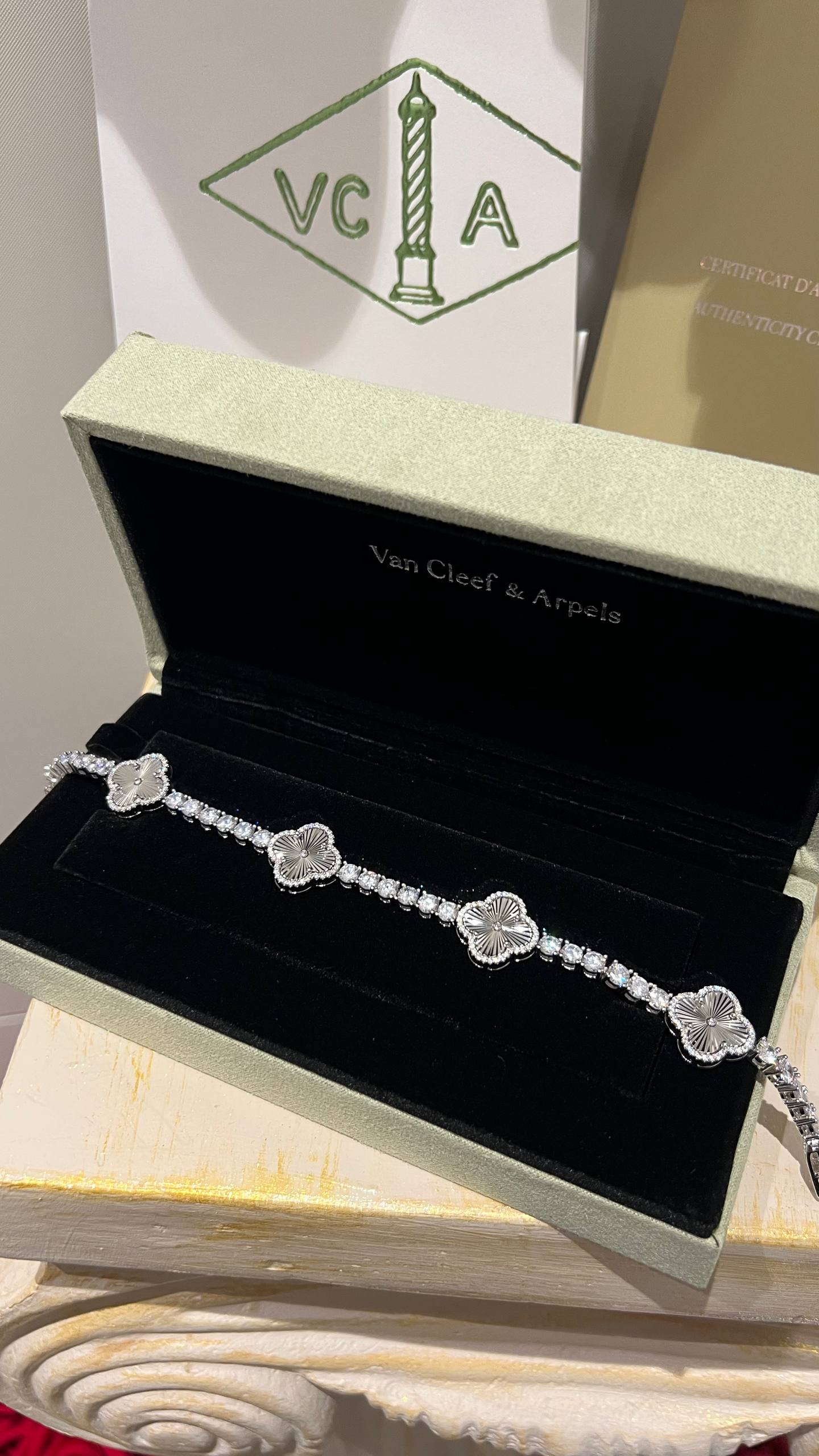 V - Bracelet