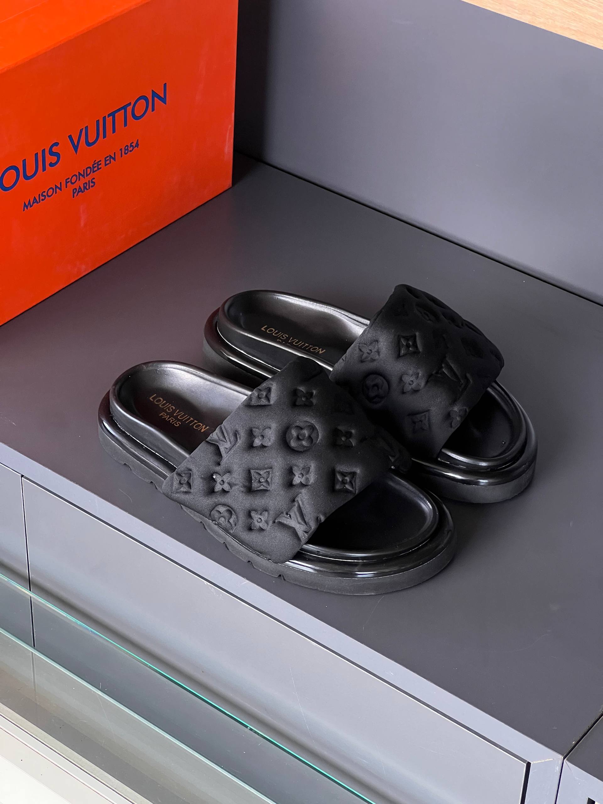 'L - Slippers