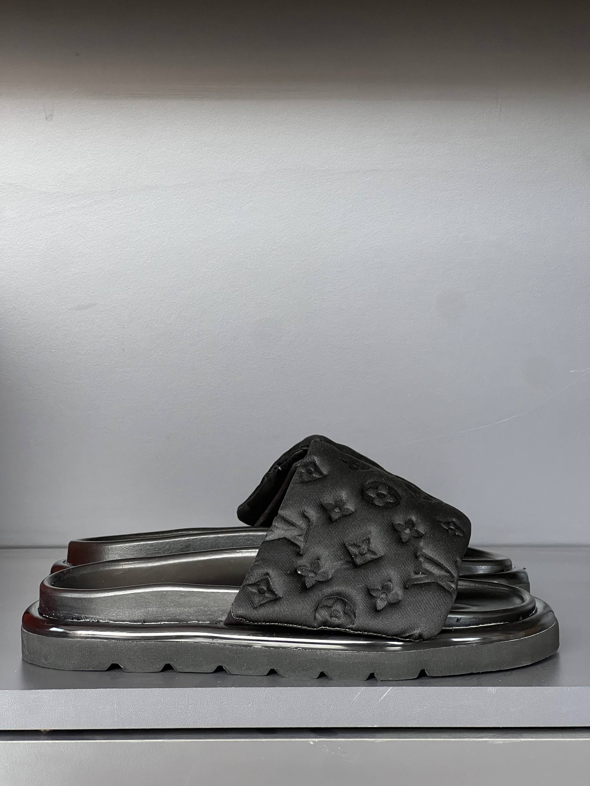 'L - Slippers