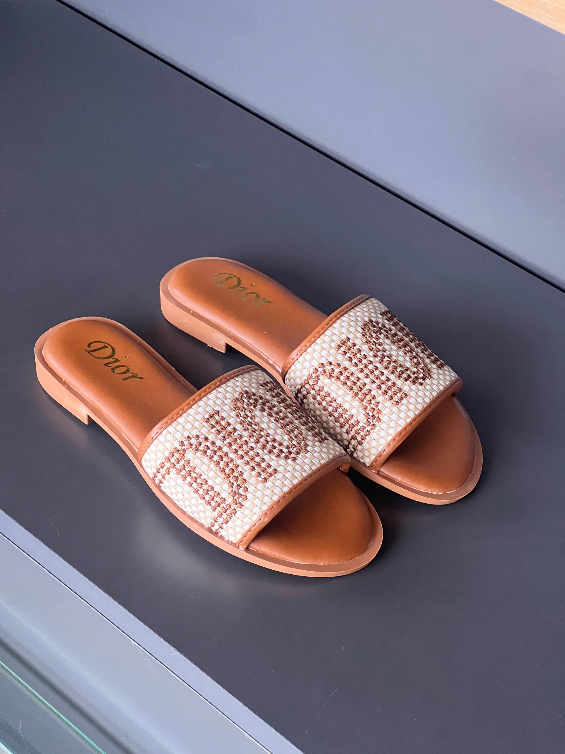 'D- Summer Slippers
