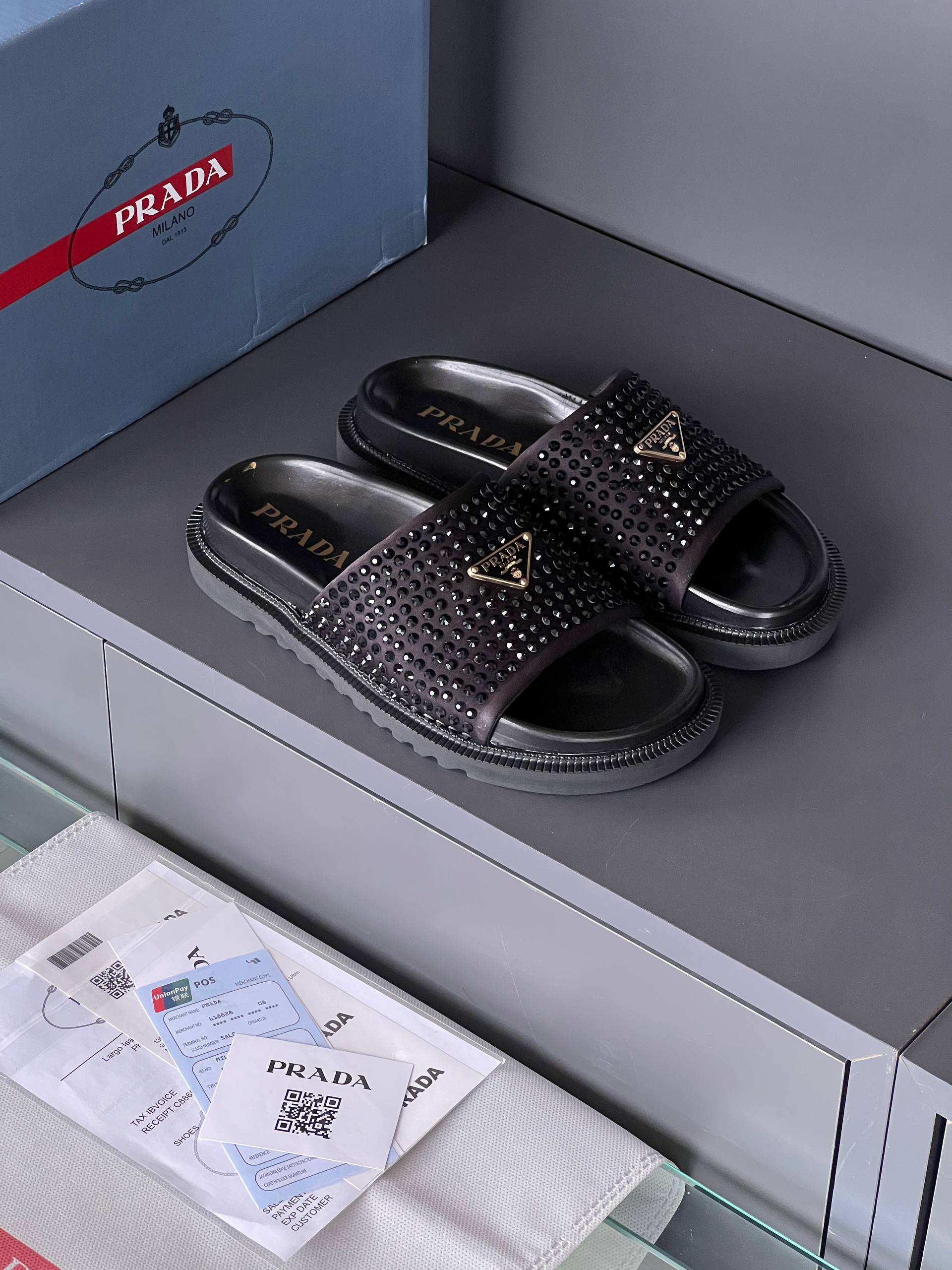 'P - Slippers
