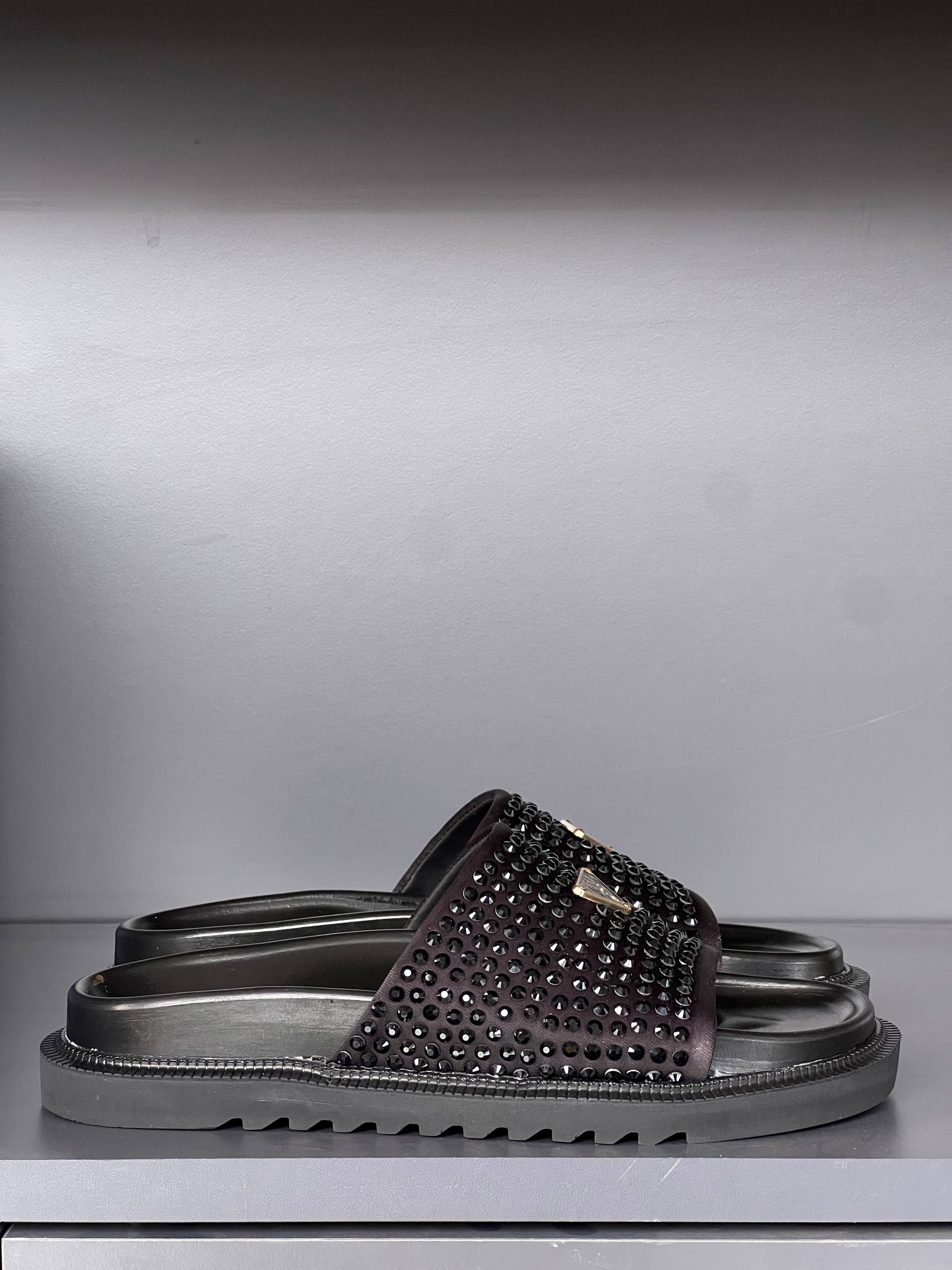 'P - Slippers