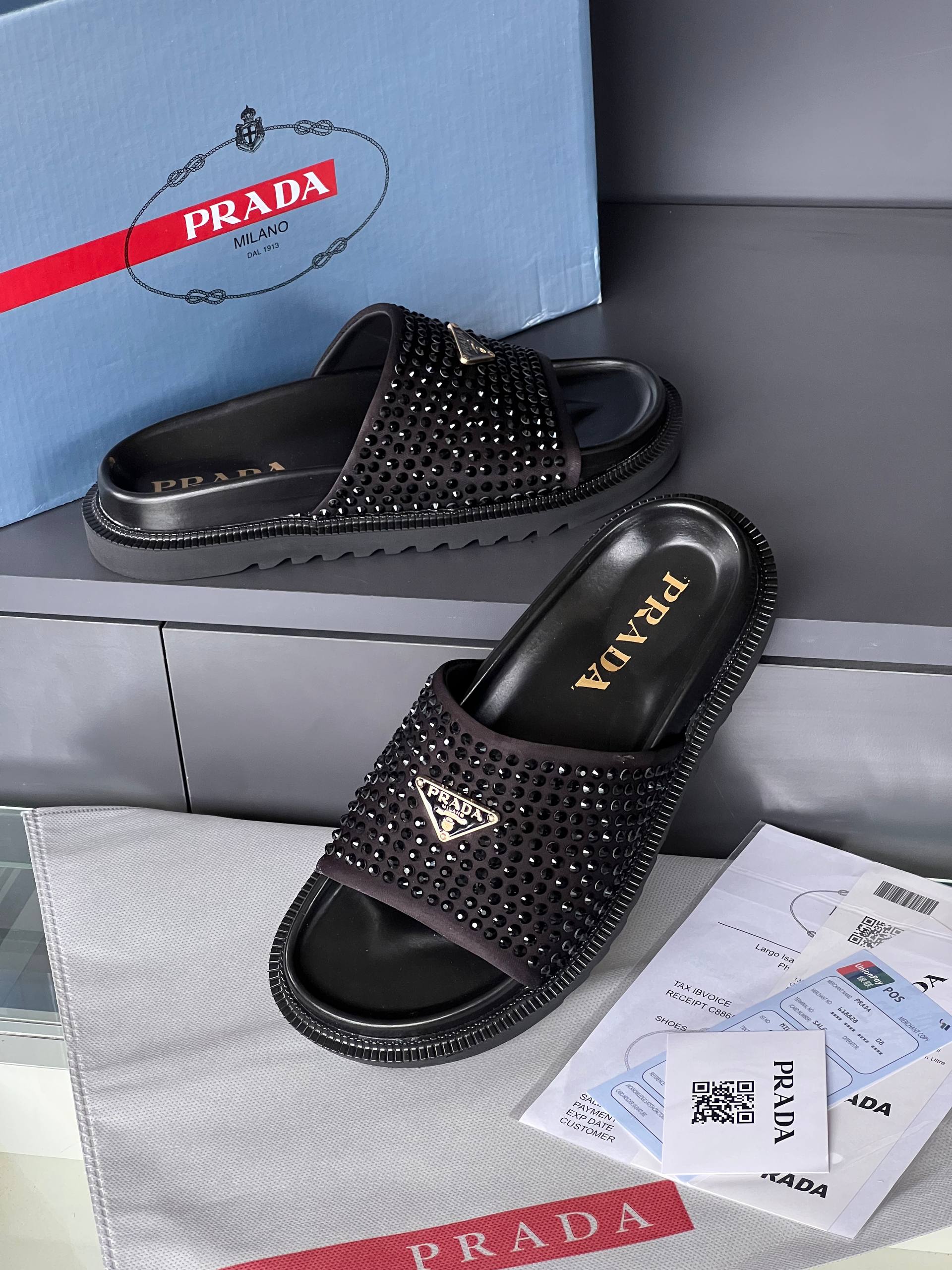 'P - Slippers