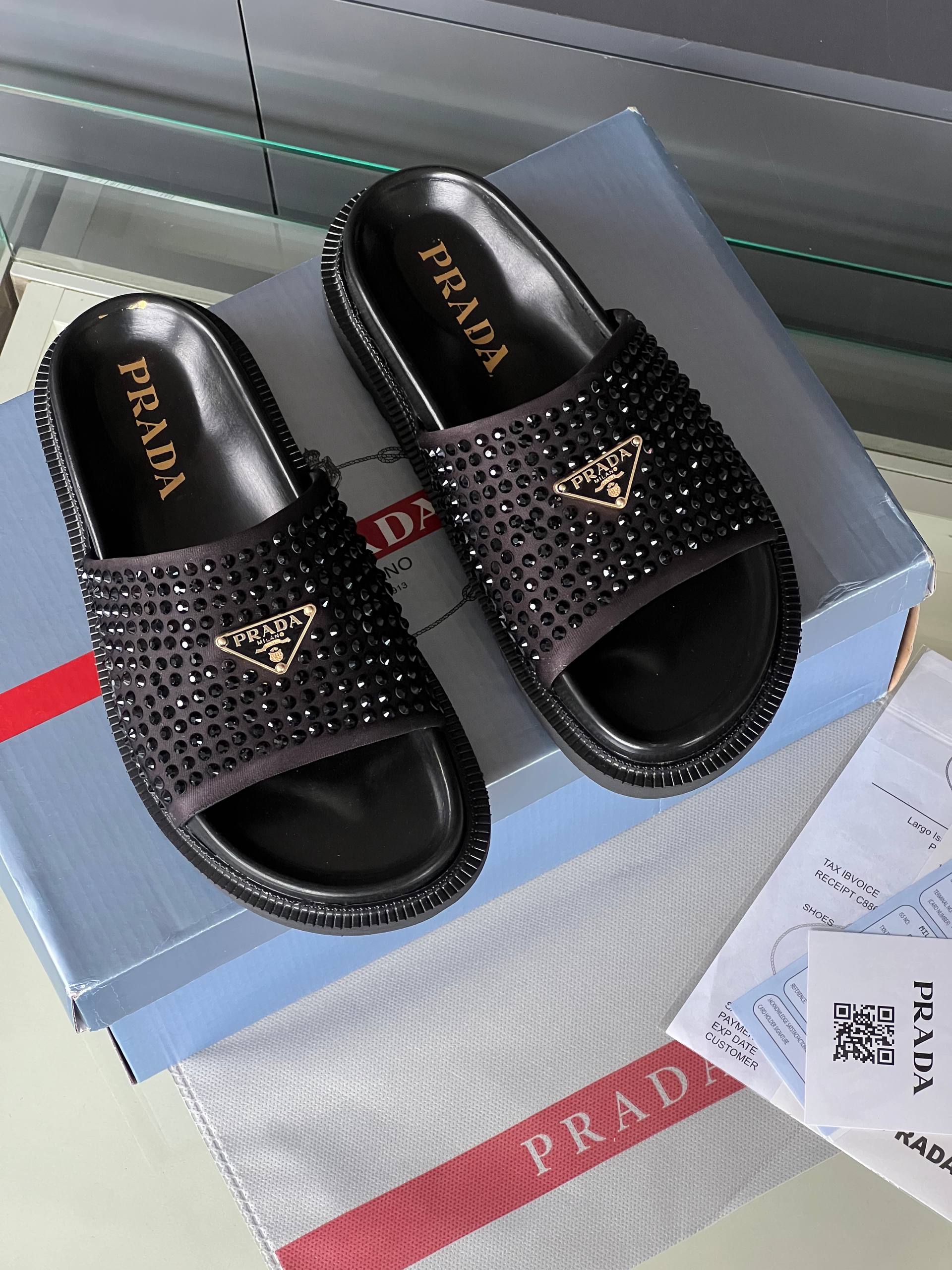 'P - Slippers
