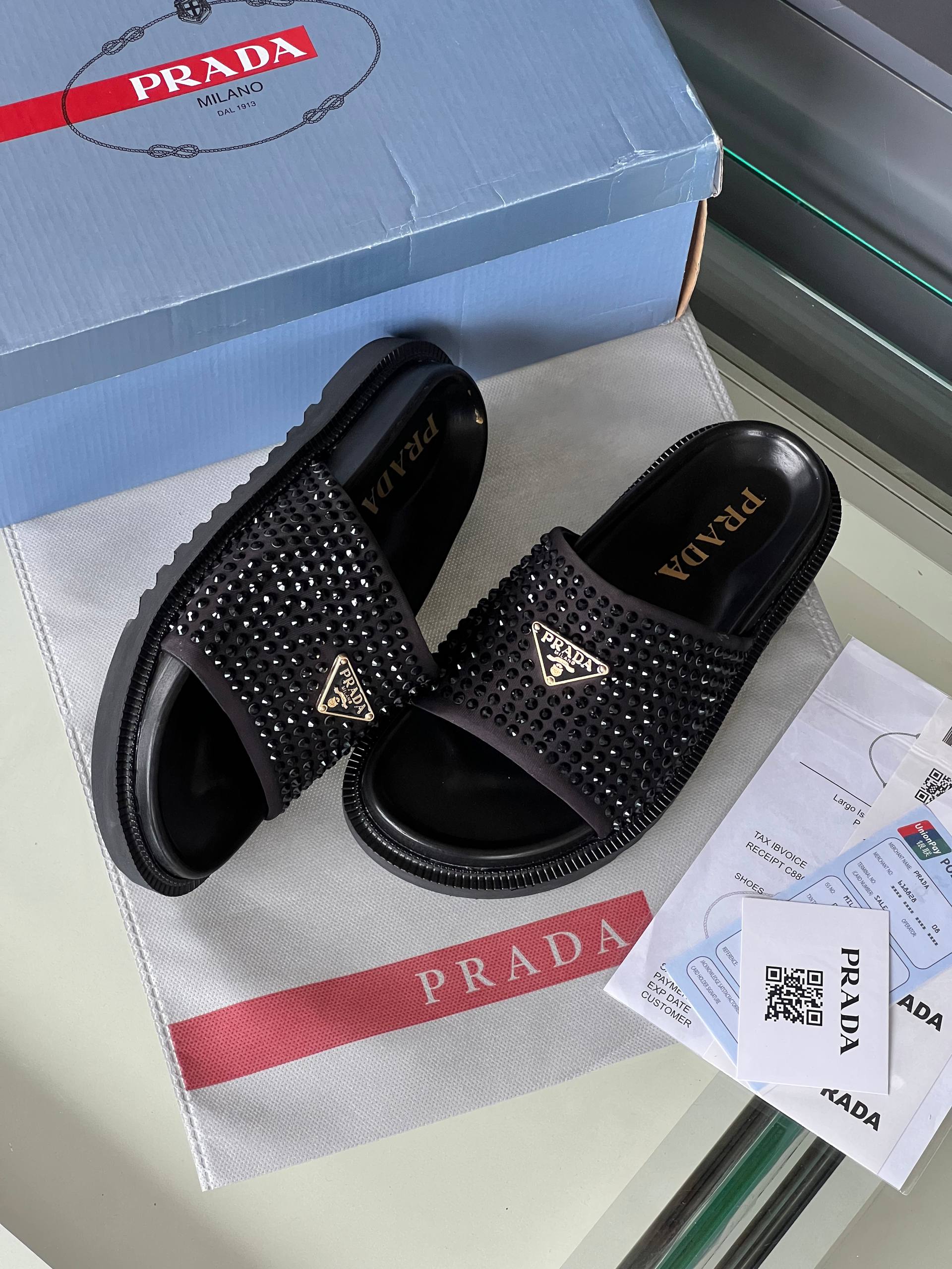 'P - Slippers