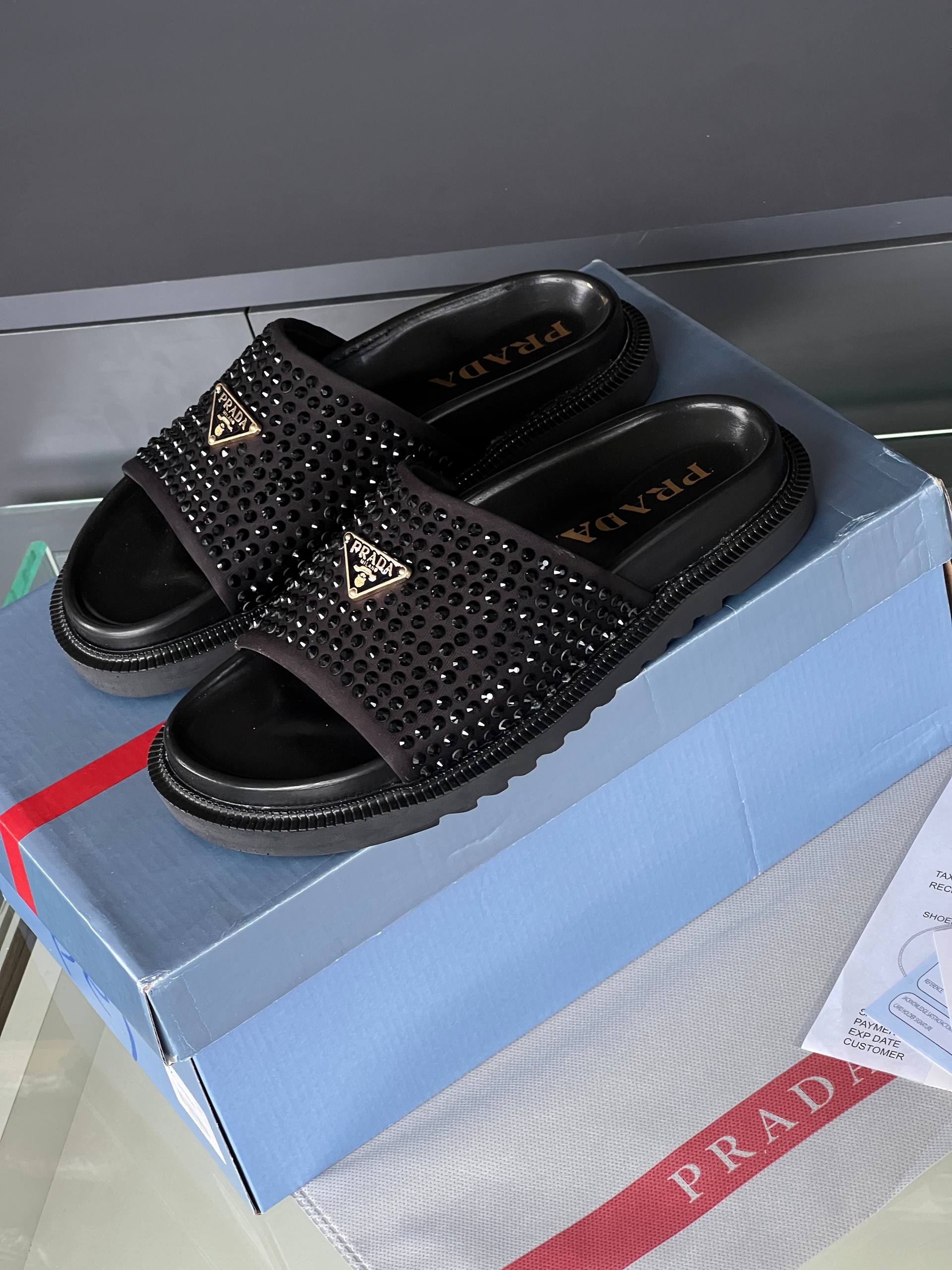 'P - Slippers