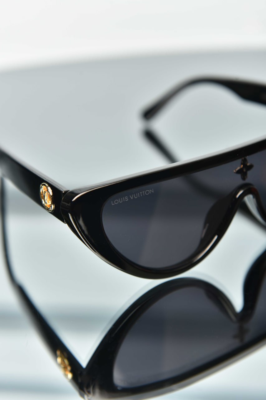 'L - Sunglasses