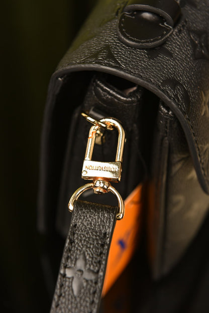 '- Metis Pochette Black