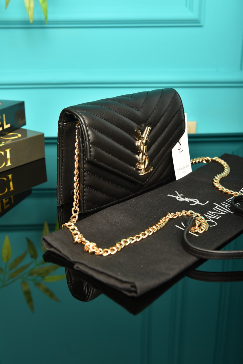 '-  Cassandre Leather Wallet on Chain