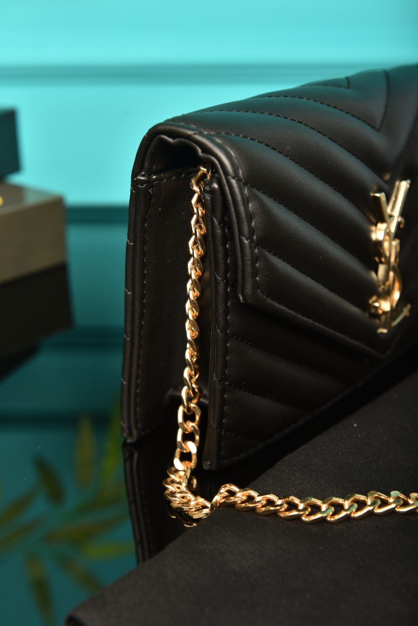 '-  Cassandre Leather Wallet on Chain