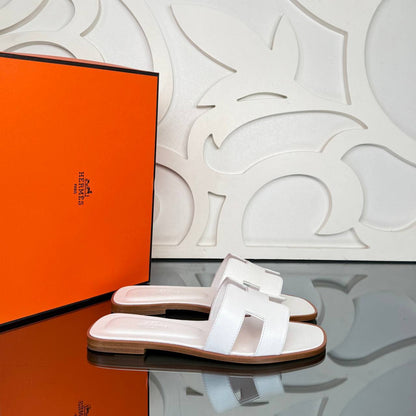 '- Oran Slippers (White)