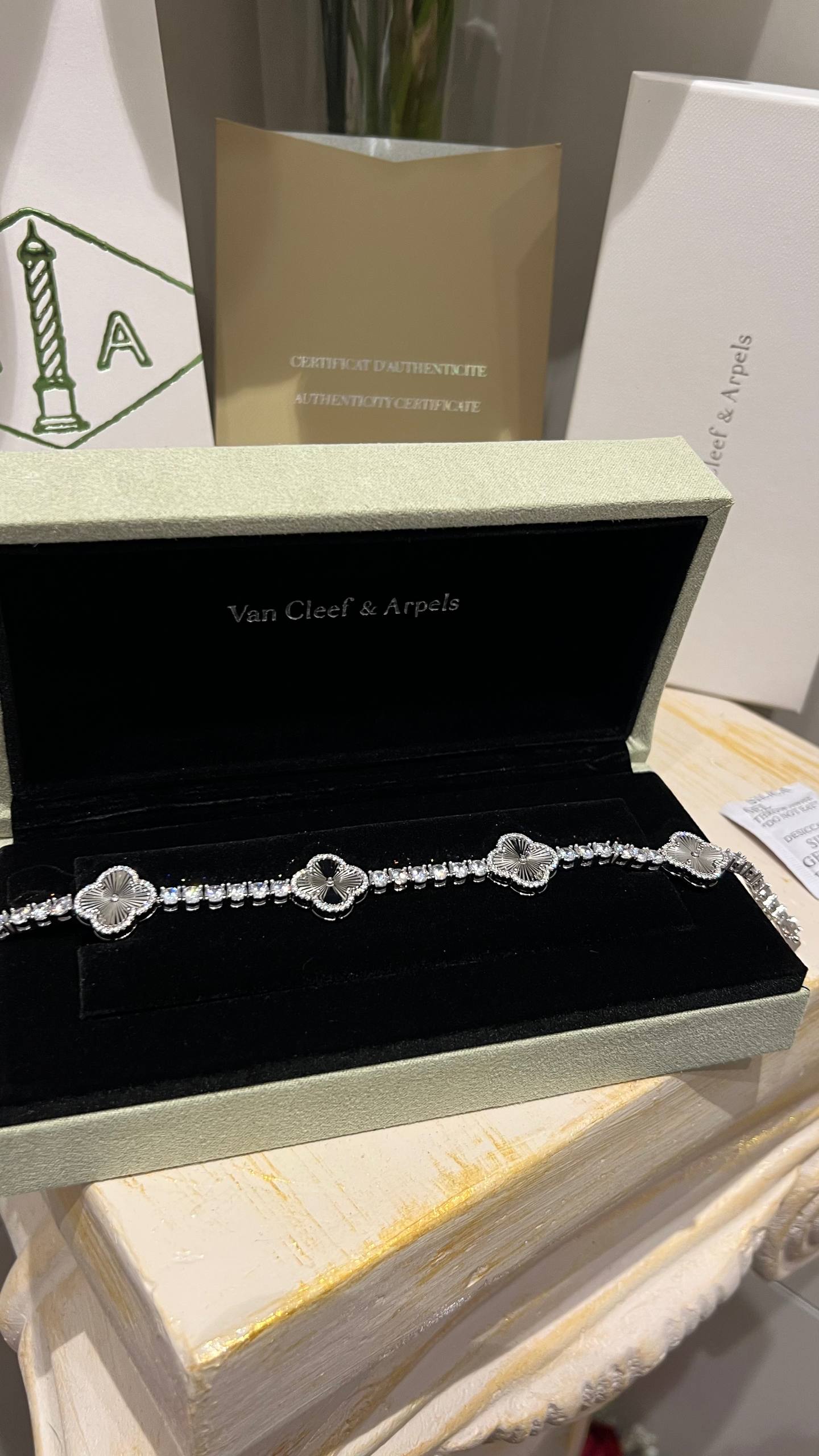 V - Bracelet