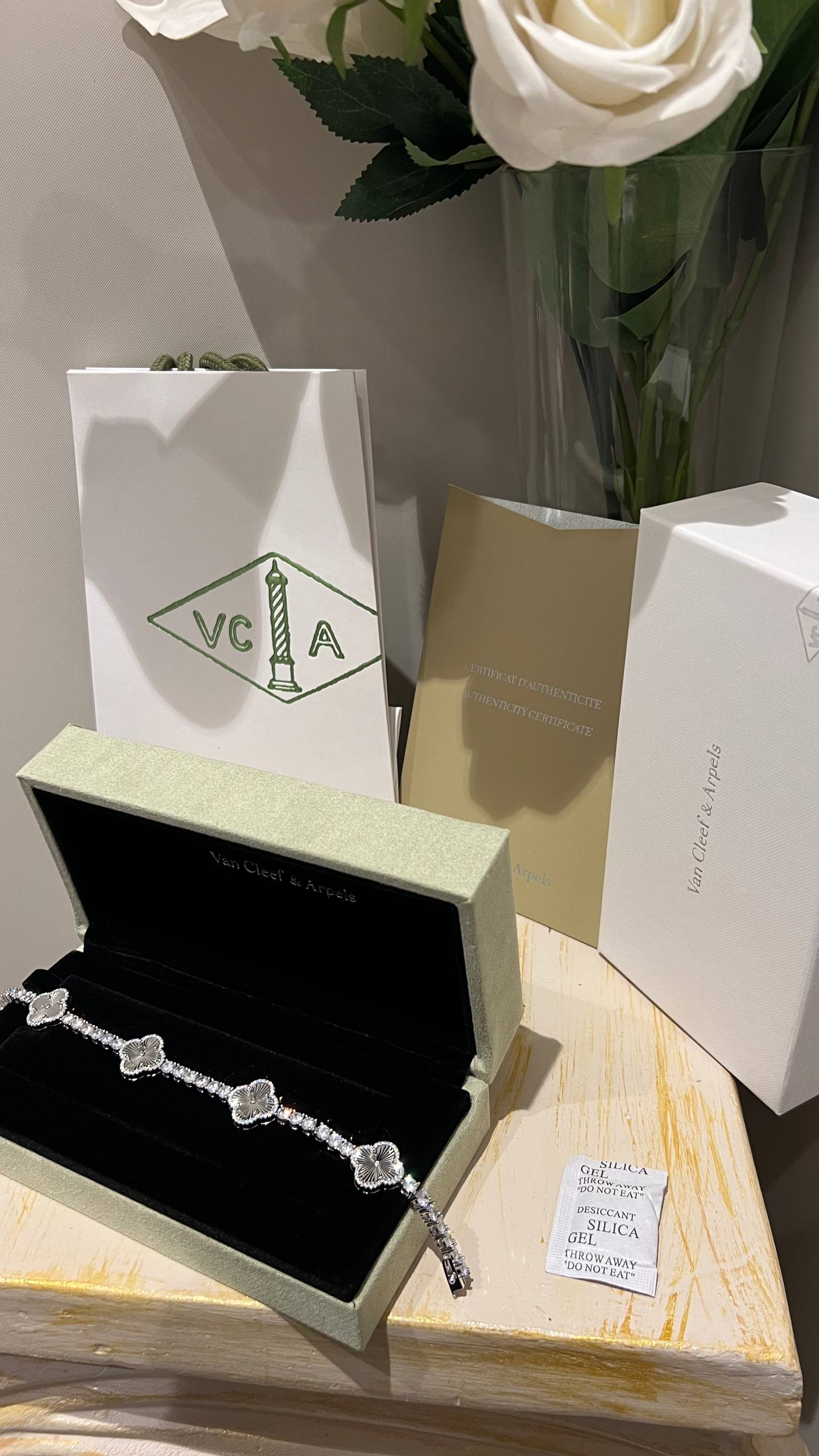 V - Bracelet