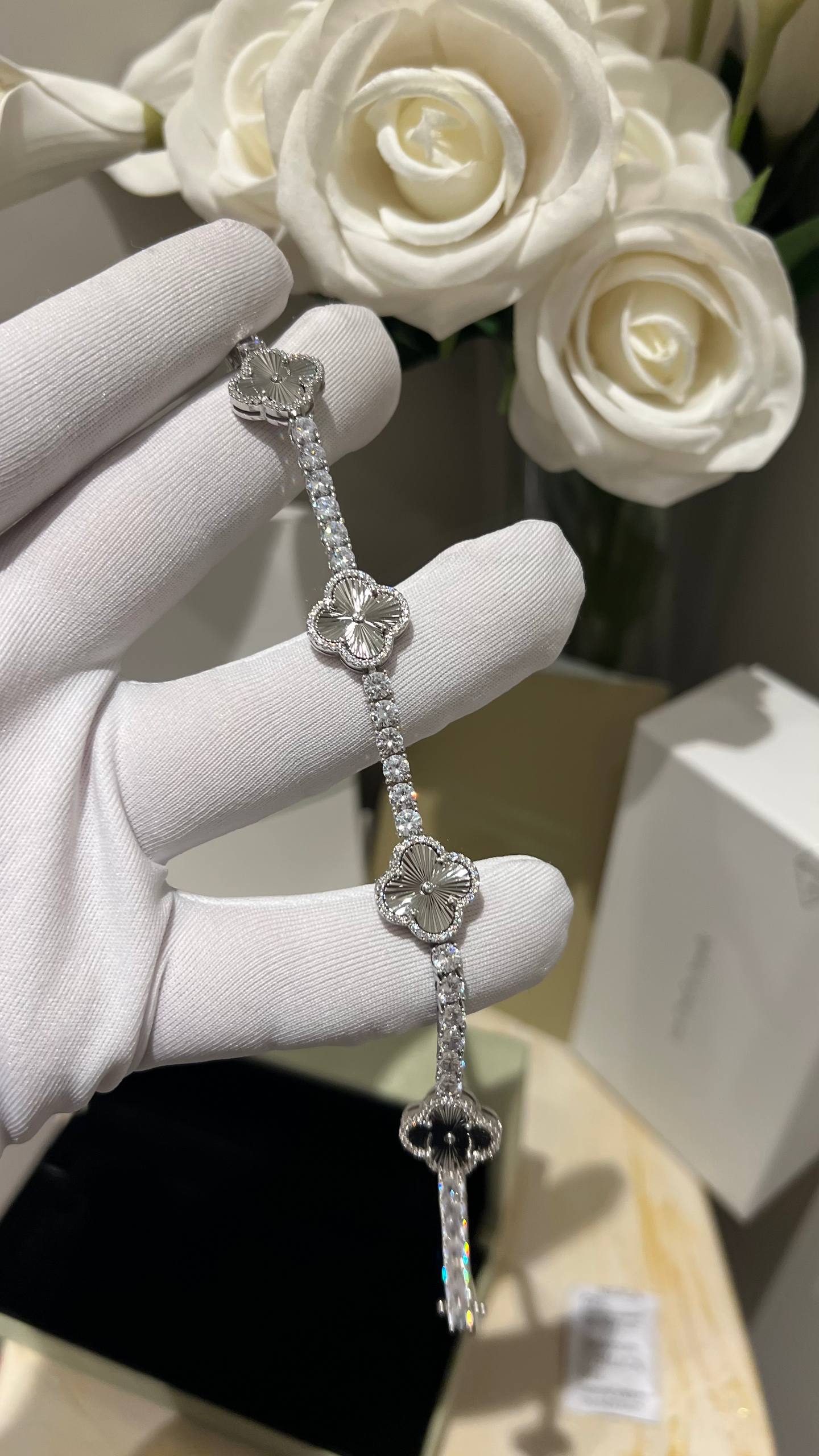 V - Bracelet