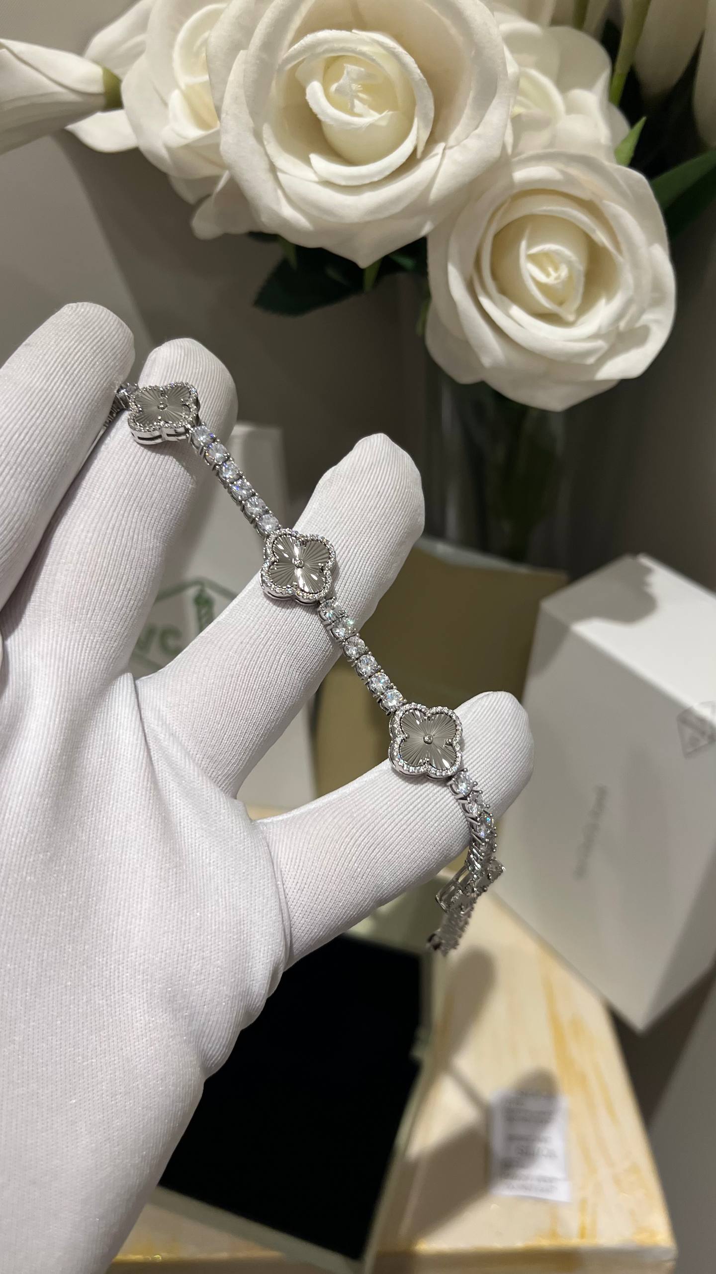 V - Bracelet