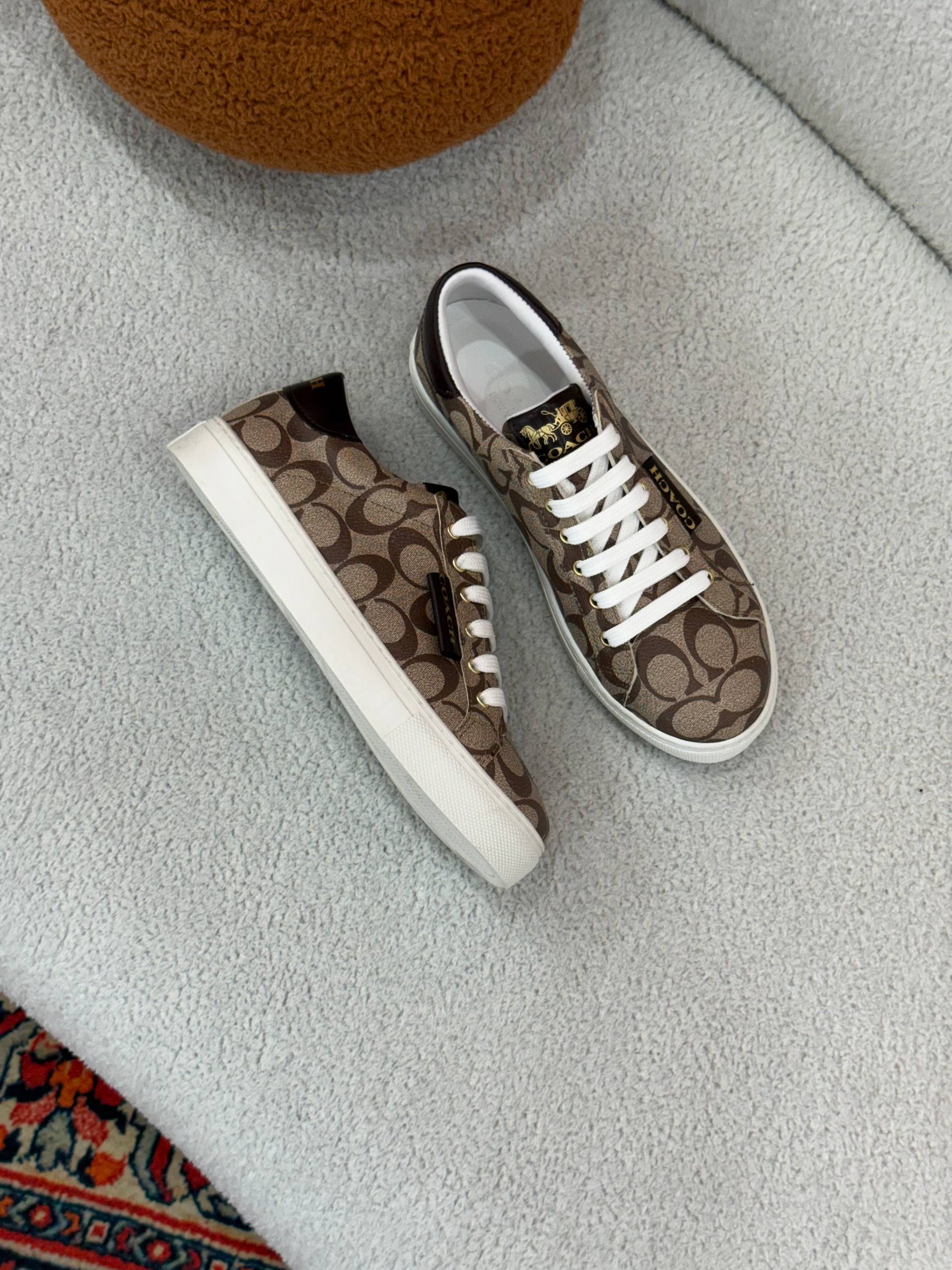 C - SNEAKERS