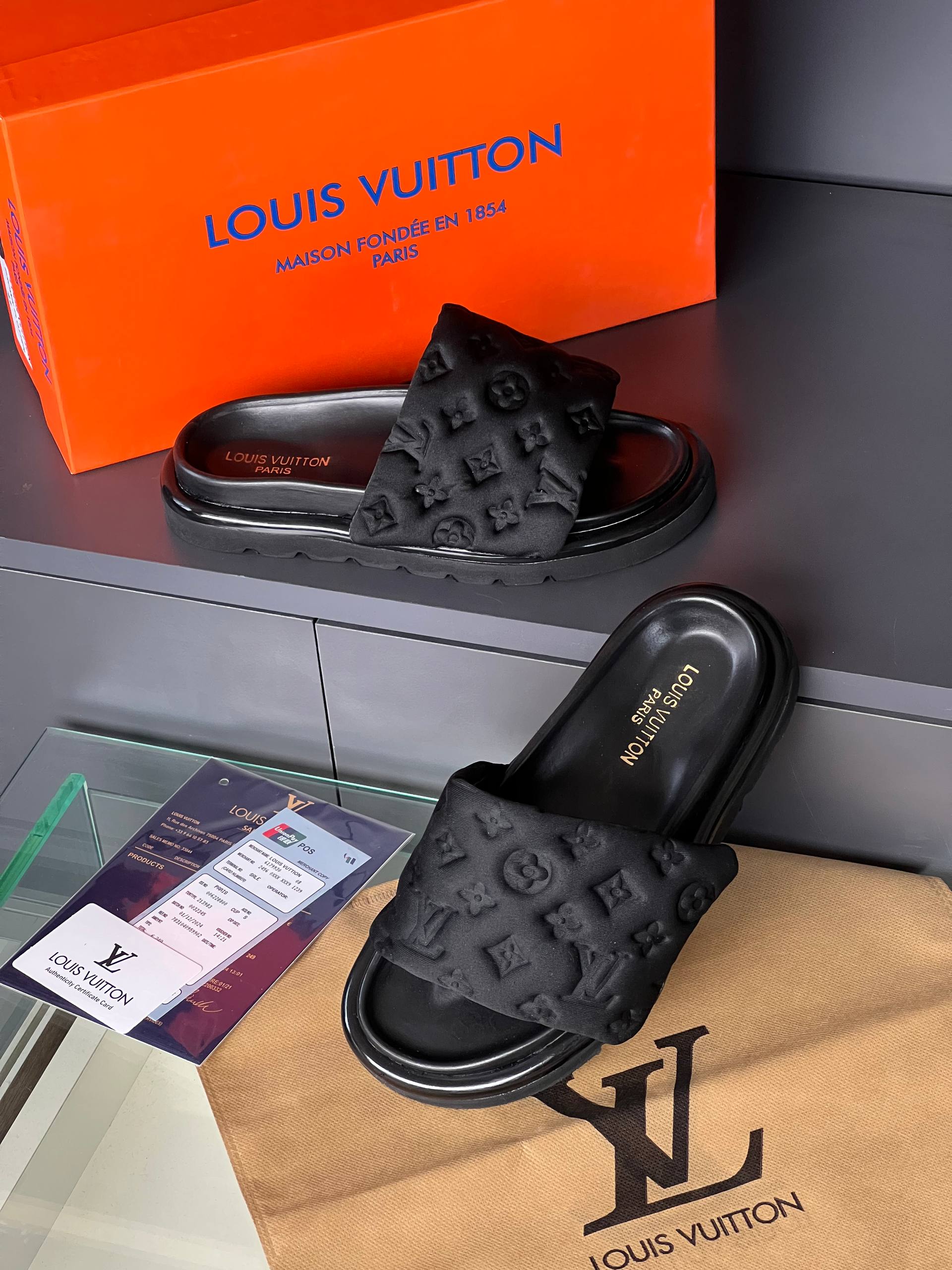 'L -  Slippers