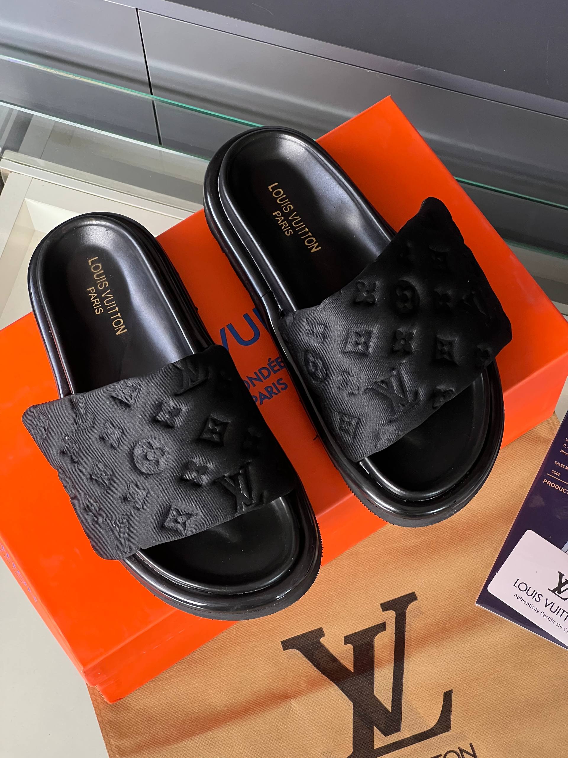 'L -  Slippers