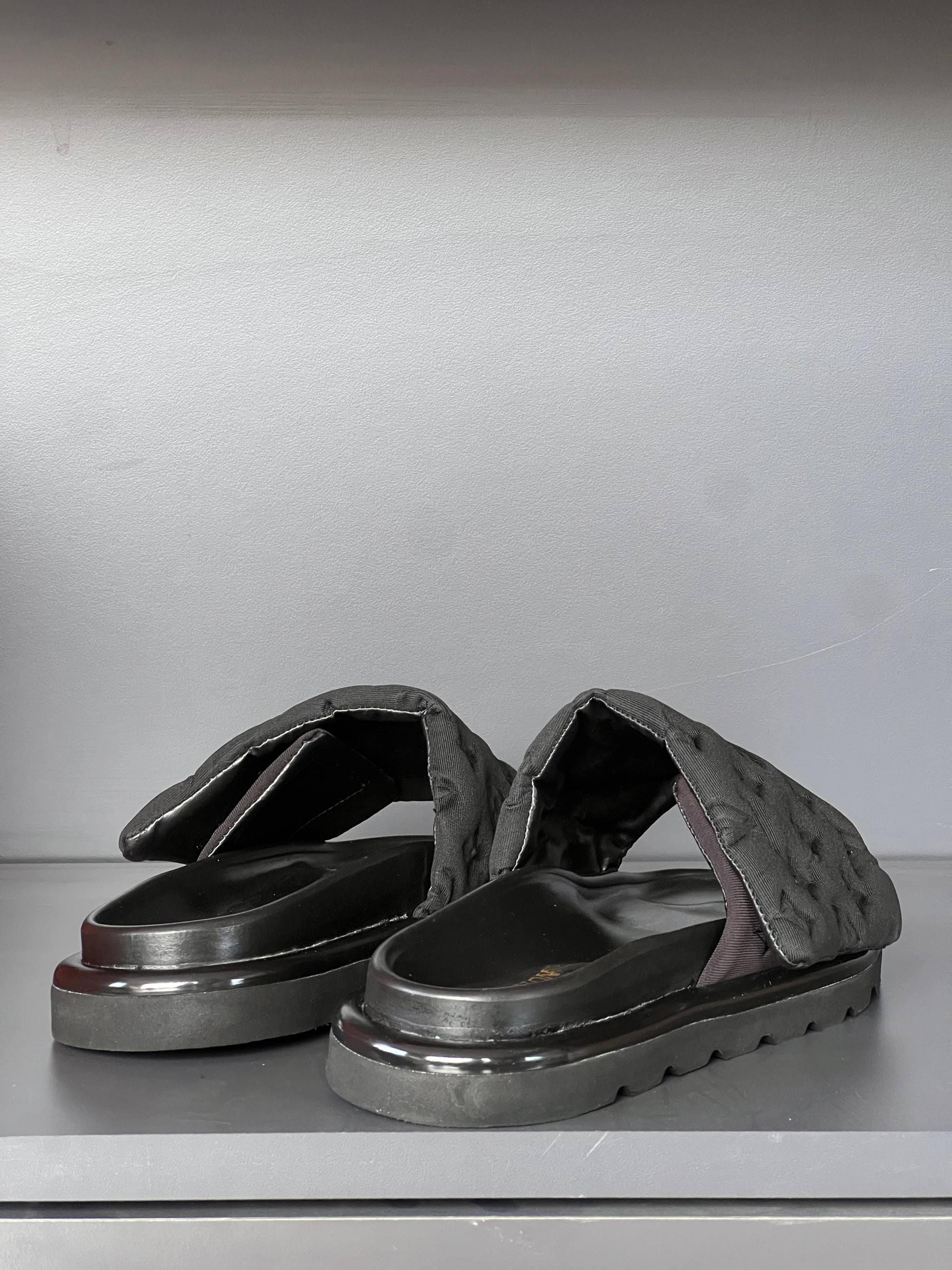 'L -  Slippers