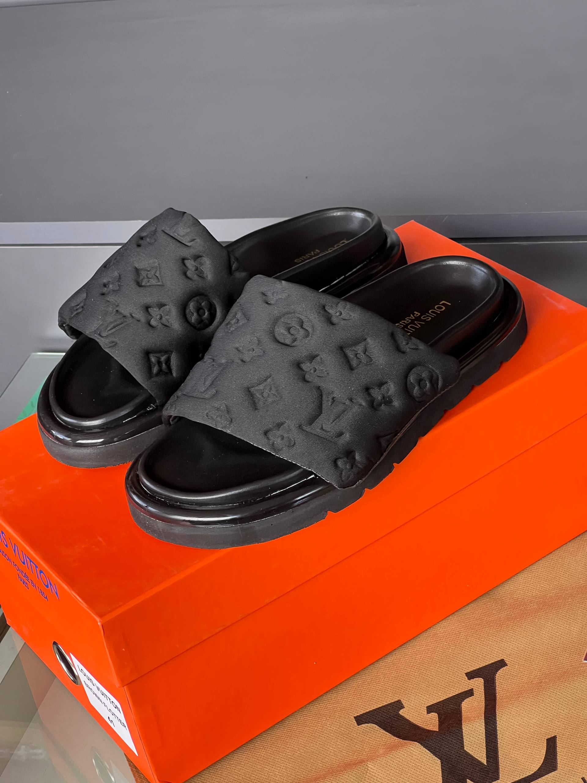 'L -  Slippers