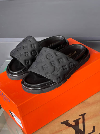 'L -  Slippers