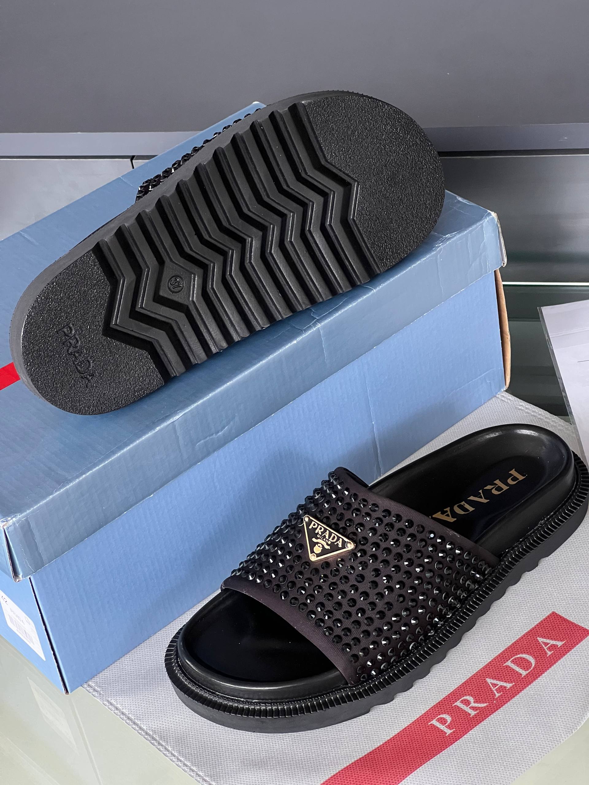 'P - Slippers