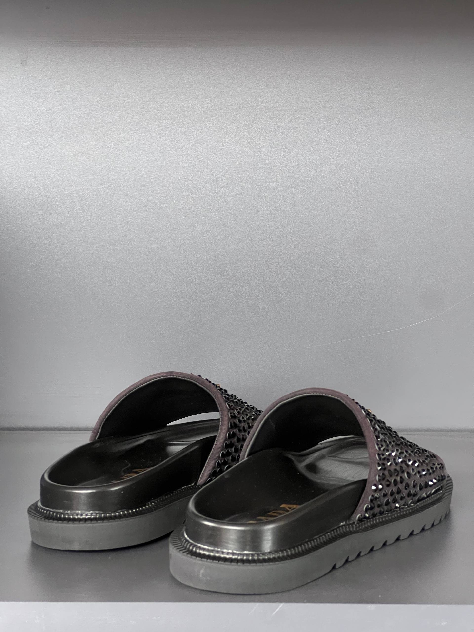 'P - Slippers