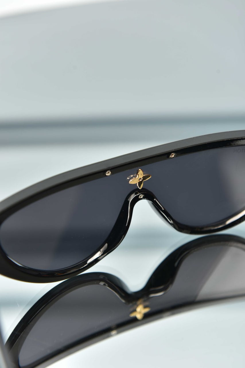 'L - Sunglasses