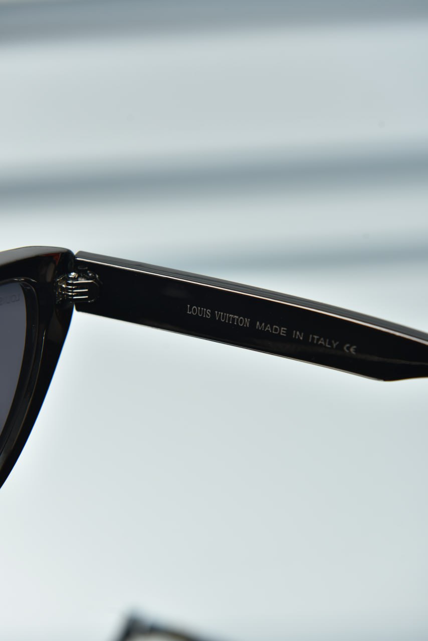 'L - Sunglasses