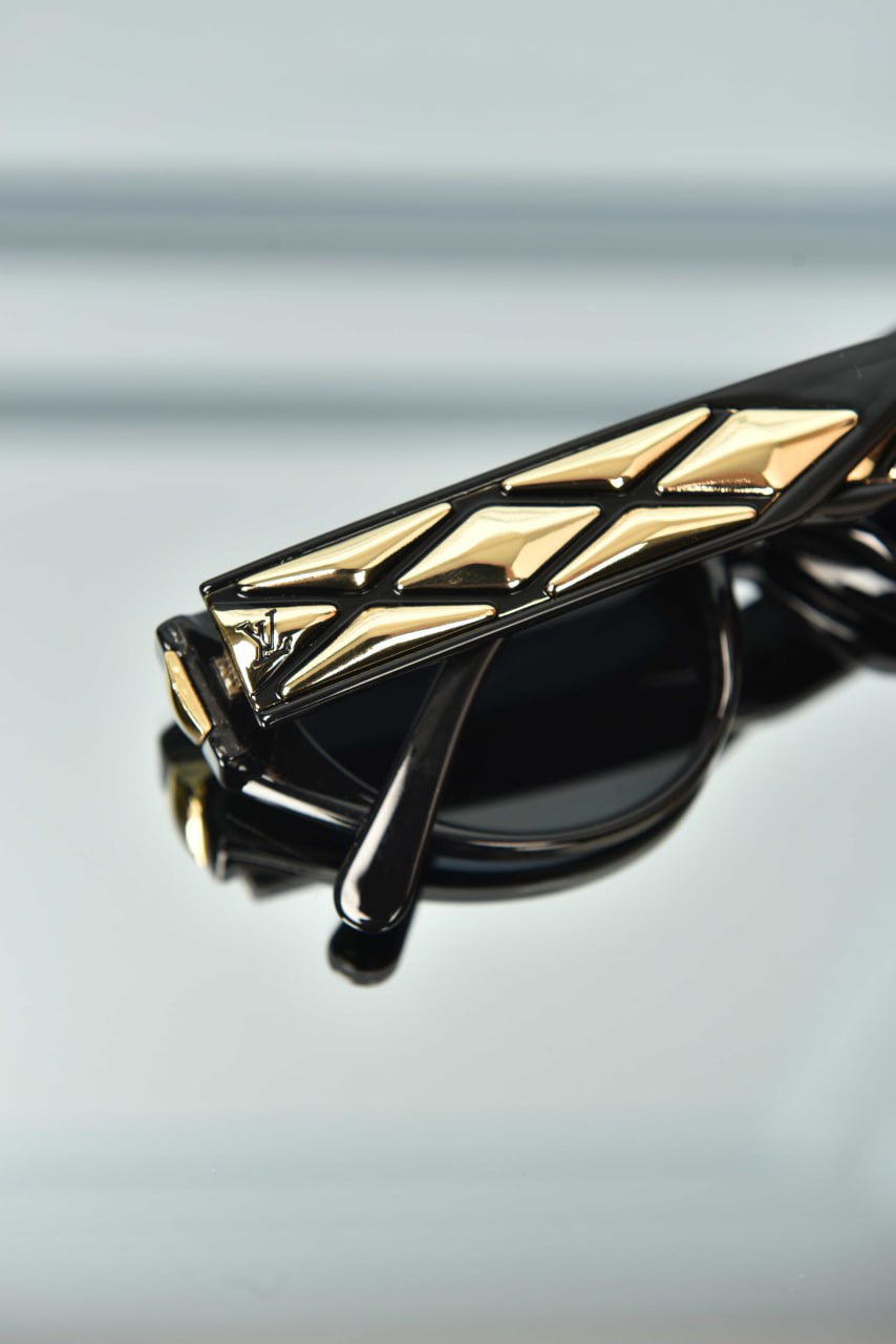 'L - Sunglasses